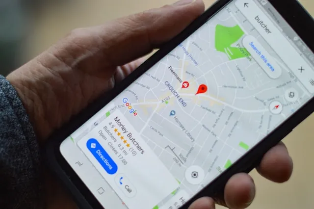 Smartphone mit geöffneter Google-Maps-Ansicht und lokalen Unternehmensbewertungen